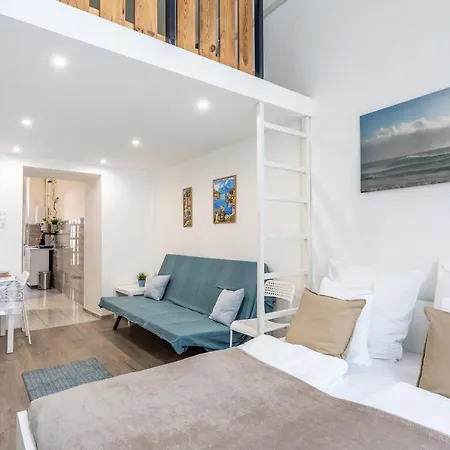 Apartment Simple And A C